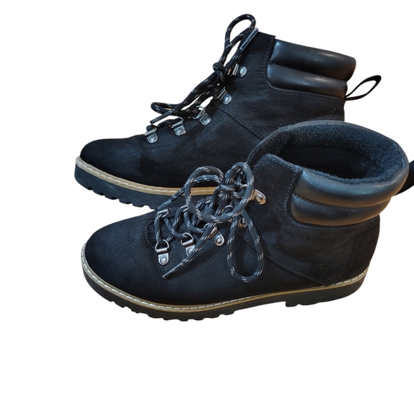 Good Deal 👍 Women’s Black Lace-Up Hiking Ankle Boots - Size 7 - Picture 2 of 3